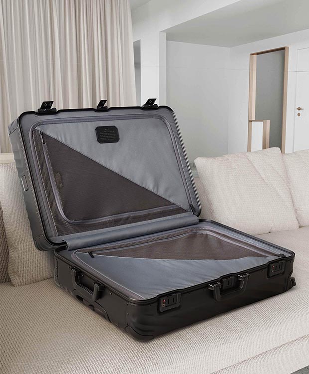 纹理银色长途旅行行李箱
